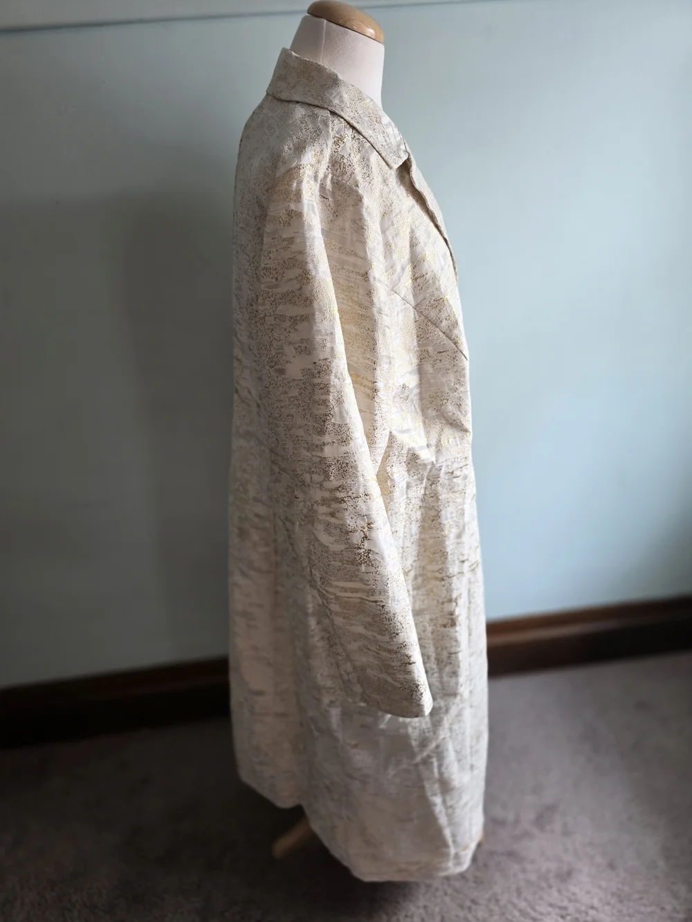 MASSEYS Sleeveless Metallic Brocade Shift Dress And Jacket in Cream and Gold - Picture 7 of 11